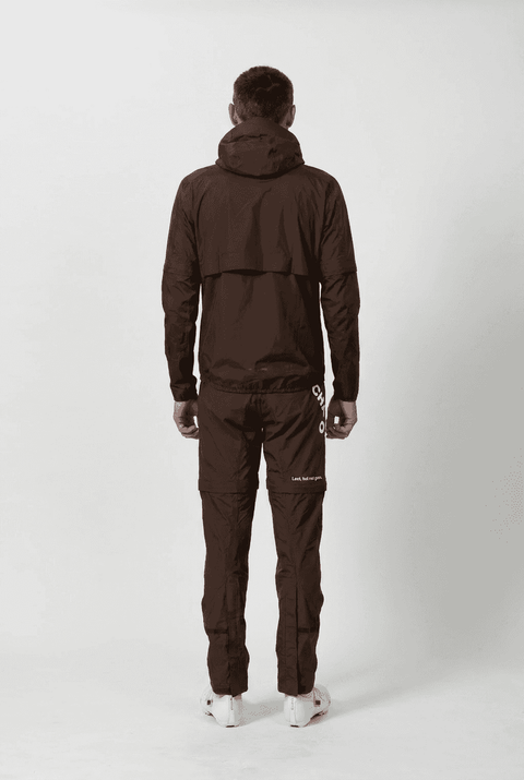 Rückansicht eines Mannes in brauner wasserdichter Regenjacke und Hose, sportliches Outdoor-Design, auf weißem Hintergrund, SKU: U-NEM-BL-XS
