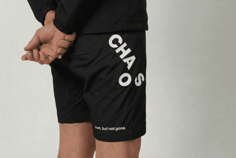 Schwarze wasserdichte Shorts aus Ocean Plastic mit weißen Schriftzügen, Zip-off Beinen, bequemer Schnitt, ideal für Outdoor-Aktivitäten - SKU: U-NEM-BL-XS