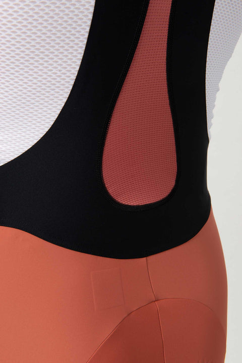 Detailansicht der schwarzen und roten Polsterung in Radsport-Shorts, ergonomisches Design für Komfort beim Radfahren