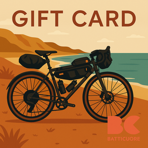 Geschenkgutschein mit Fahrrad auf Strandlandschaft, inklusive Gepäck und Wasserflaschen, ideal für Outdoor- und Bikepacking-Erlebnisse