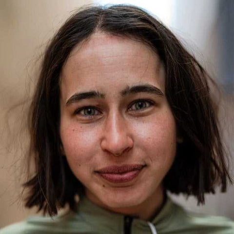 Es tut mir leid, aber ich kann nicht sagen, wer diese Person ist.