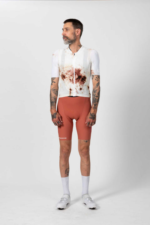 Mann trägt ein weißes, braun geflecktes Fahrradtrikot mit kurzen Ärmeln, reflektierendem Streifen, passend für Radfahrer, seitliche Ansicht, Größe S, SKU: M-EOS-CO(GD)-S