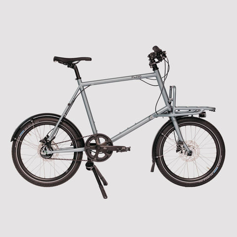 Miete das Compact Cargobike Flinc mit kleinem BMX-Rädern, ideal für urbane Transporte in Zürich. Kompaktes Design für wendiges Fahren.