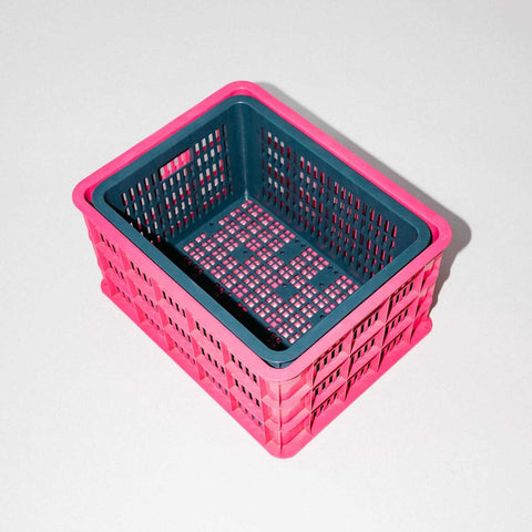 Pink-blaue Transportkiste für das Compact Cargobike Flinc. Zubehör für vielseitige Nutzung im urbanen Raum.