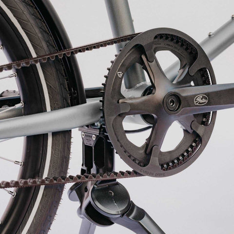 Antriebssystem mit Gates Carbon Drive am Compact Cargobike Flinc. Wartungsarmer Riemenantrieb für effizientes Pedalieren.