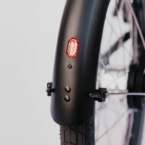 Rücklicht am Schutzblech des Compact Cargobike Flinc. Erhöhte Sichtbarkeit für sicheres Fahren im Stadtverkehr.