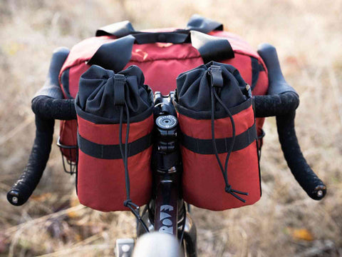 Zwei rote Gibby Stem Bags 1.75L am Fahrradlenker montiert, perfekt für Bikepacking mit schneller Zugänglichkeit während der Fahrt.