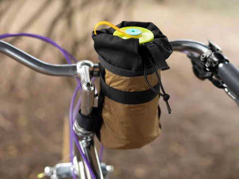 Gibby Stem Bag 1.75L am Lenker montiert, zeigt einfache Einhandbedienung und sicheren Halt für Flaschen oder Snacks beim Radfahren.