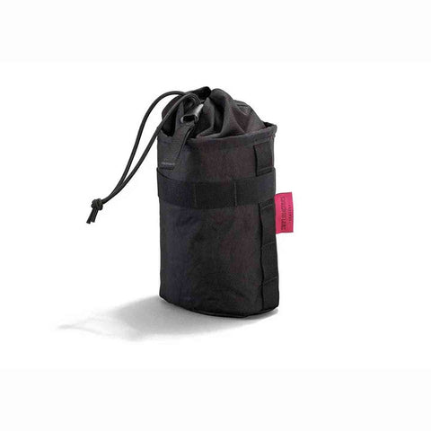 Gibby Stem Bag 1.75L in Schwarz mit pinkem Label, kompakte Lenkertasche für Pendler und Bikepacking-Touren.