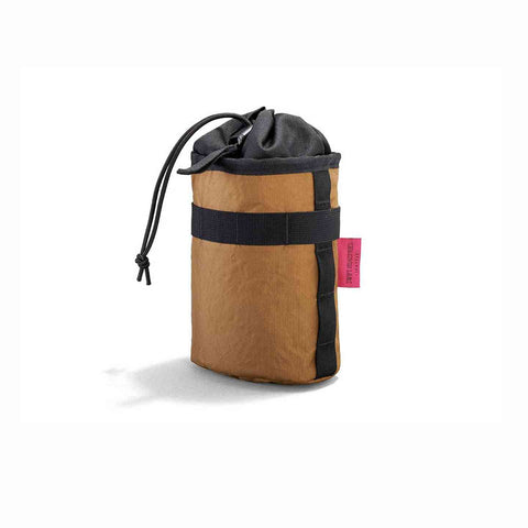 Gibby Lenker Tasche 1.75L in Braun mit schwarzem Kordelzug, ideal für Fahrradlenker, robust und wetterfest für Outdoor-Abenteuer.