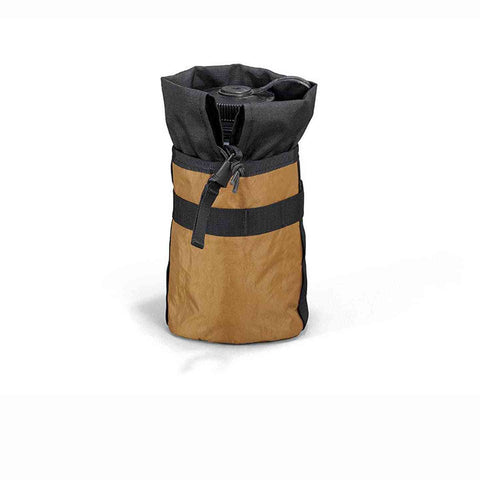 Braune Gibby Lenker Tasche 1.75L mit Kordelverschluss, zeigt seitliche Befestigungsschlaufen für einfache Montage am Fahrrad.