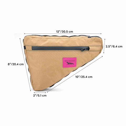 Swift Industries Giddy Up Wedge Rahmentasche 3.3L mit Maßangaben, kompakte Dreiecksform für optimale Passform im Fahrradrahmen.