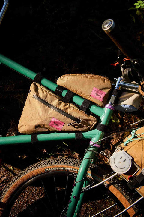 Swift Industries Giddy Up Wedge Rahmentasche 3.3L montiert am Fahrradrahmen, ideal für Bikepacking und Outdoor-Abenteuer.