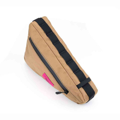 Obere Ansicht der Swift Industries Giddy Up Wedge Rahmentasche 3.3L mit robustem Befestigungssystem für sicheren Halt am Fahrrad.