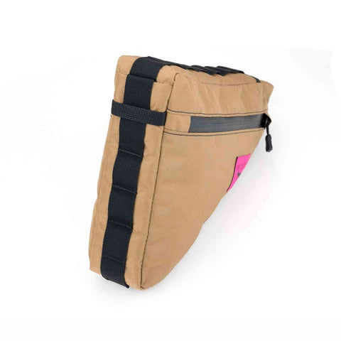 Seitenansicht der Swift Industries Giddy Up Wedge Rahmentasche 3.3L mit schwarzem Gurtband zur einfachen Befestigung am Rahmen.