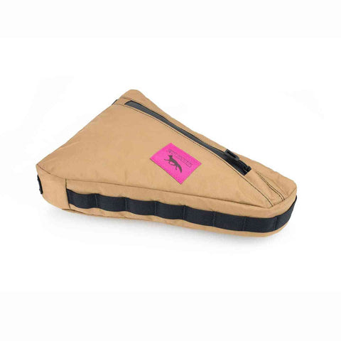 Swift Industries Giddy Up Wedge Rahmentasche 3.3L in Beige mit pinkem Logo, ideal für sportliche und alltägliche Fahrradfahrten.