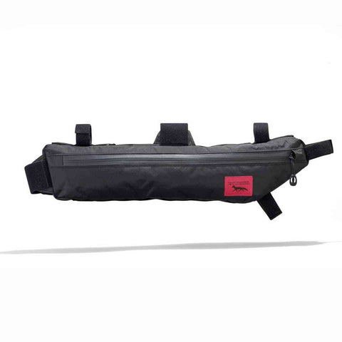 Schwarze Swift Industries / Hold Fast Frame Bag mit pinkem Logo-Patch, ideal für dezente Aufbewahrung am Fahrradrahmen bei Outdoor-Abenteuern.