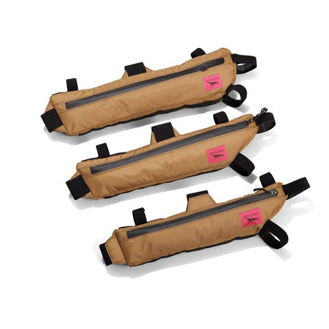 Drei Größen der Swift Industries / Hold Fast Frame Bag in Sandfarbe, ideal für verschiedene Fahrradrahmen und Bikepacking-Anforderungen.