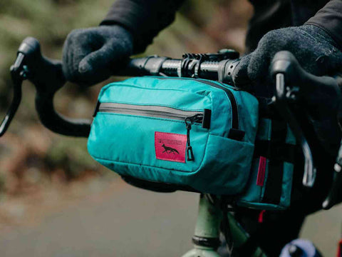 Swift Industries Kestrel Handlebar Bag 2L in Aktion am Fahrradlenker. Wetterfeste Tasche für Outdoor-Radtouren.