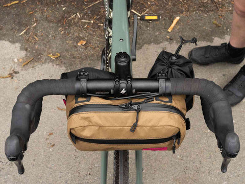 Braune Swift Industries Kestrel Handlebar Bag 2L am Gravelbike montiert. Übersichtliche Lenkertasche für schnellen Zugriff unterwegs.
