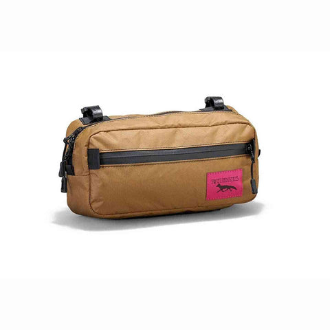 Swift Industries Kestrel Handlebar Bag 2L in Braun mit Fronttasche. Clevere Aufbewahrung für Fahrradtouren mit recyceltem Material.