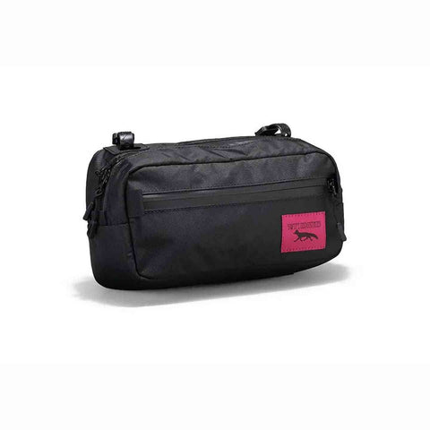 Schwarze Swift Industries Kestrel Handlebar Bag 2L mit pinkem Logo. Ideal für Outdoor-Abenteuer und sichere Lenkermontage.
