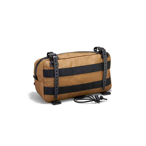 Rückseite der braunen Swift Industries Kestrel Handlebar Bag 2L mit flexiblen Befestigungsriemen. Robuste Konstruktion für jedes Bikepacking.