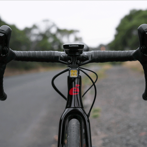 Knog Blinder Rücklicht am Rennrad montiert, sorgt für Sichtbarkeit im Straßenverkehr. Hochwertiges Accessoire für sicheres Radfahren.