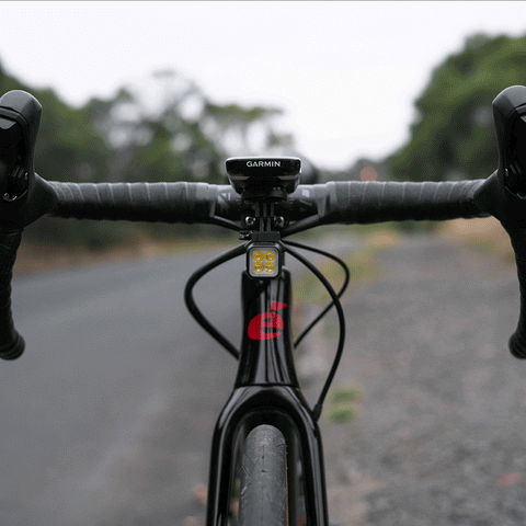 Knog Blinder Rücklicht am Rennrad montiert, sorgt für Sichtbarkeit im Straßenverkehr. Hochwertiges Accessoire für sicheres Radfahren.