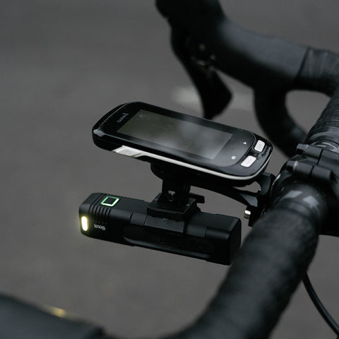 Knog Blinder Frontlicht mit Garmin-Halterung am Fahrrad montiert. Praktisches Lichtset für Radfahrer mit Navigationssystem.
