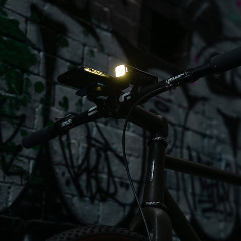 Knog Blinder Frontlicht bei Nachtfahrt in der Stadt, sorgt für optimale Sichtbarkeit. Teil des Knog Blinder Front & Rücklicht Sets für Radfahrer.
