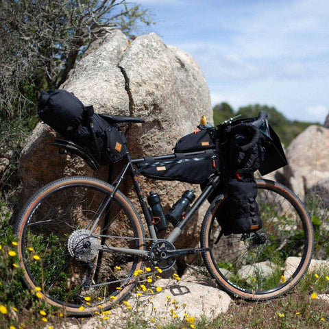 Stavanger Charcoal Bikepacking-Fahrrad mit vollständiger Restrap-Ausrüstung in einer natürlichen Umgebung.