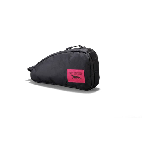 Schwarze Swift Industries Moxie Top Tube Bag 0.6L mit pinkem Label, perfekte Ergänzung zur Kestrel Handlebar Bag 2L für Bikepacking-Touren.