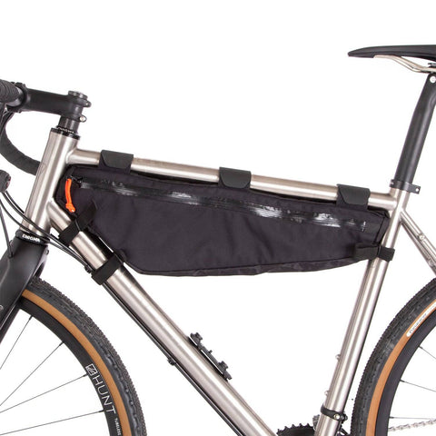 Rahmentasche von Restrap zur Miete bei Batticuore, ideal für Bikepacking-Abenteuer ohne eigenes Fahrrad.