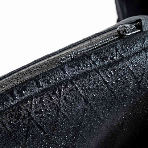 Detailaufnahme der POC Ultra Bento Bag, wasserabweisendes Material