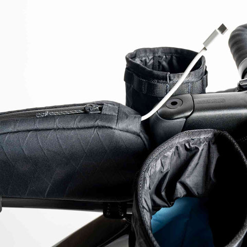 POC Ultra Bento Bag am Fahrrad montiert, mit Kabeldurchführung