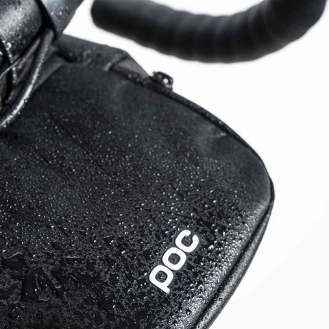 POC Ultra Bar Bag 4L Detailansicht mit Wassertropfen
