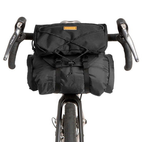 Lenkertasche von Restrap mit zusätzlicher Packrolle für das Stavanger Charcoal Fahrrad, ideal für Bikepacking.