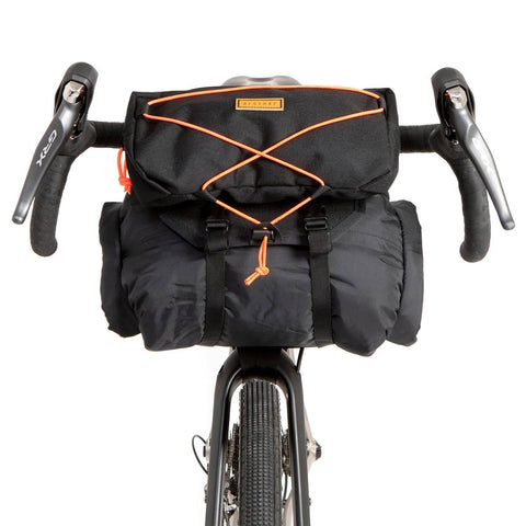 Lenkertasche mit Packsack von Restrap zur Miete, optimal für Bikepacking-Abenteuer ohne Fahrrad bei Batticuore.