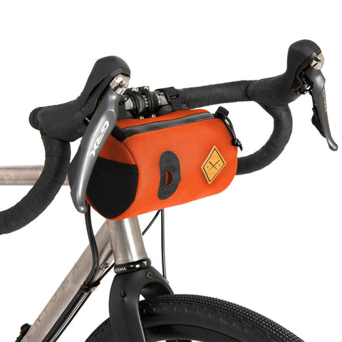 Restrap Canister Bag in Orange am Fahrradlenker, 1.5L Stauraum für Tagesausflüge, jetzt bei Batticuore erhältlich.