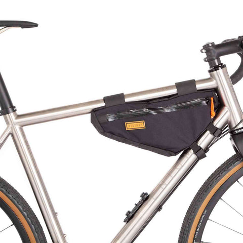 Kompakte Rahmentasche für Bikepacking-Abenteuer. Strapazierfähig und wasserabweisend für sicheres Verstauen von Ausrüstung.
