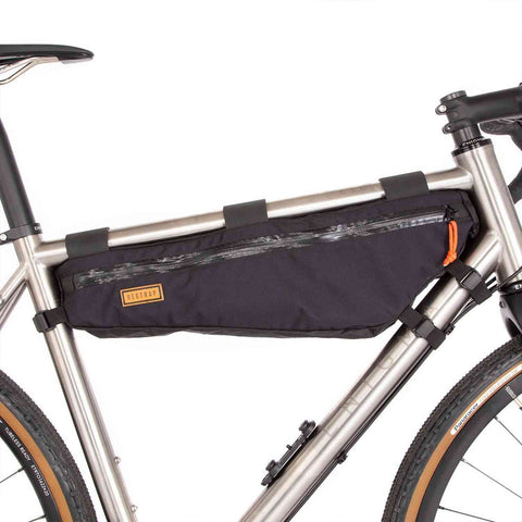 Große Rahmentasche von Restrap für das Stavanger Charcoal Fahrrad, ideal für zusätzlichen Stauraum.