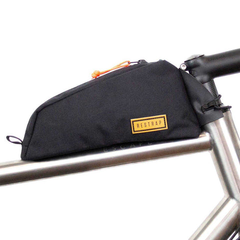 Restrap Oberrohrtasche - Bolt on bei Batticuore, 0.8L wasserdichte Fahrradtasche auf Titanrahmen montiert, ideal für Werkzeuge und Snacks.