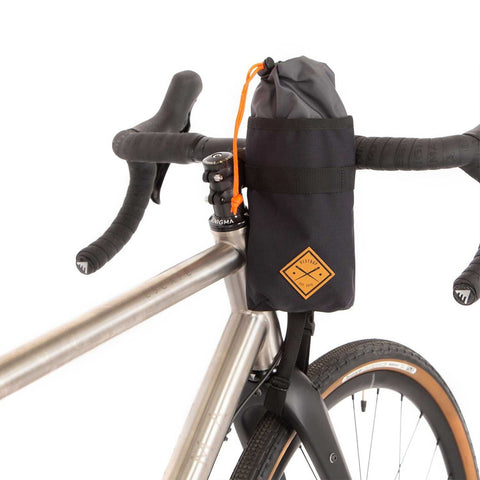 Kompakte Lenkertasche von Restrap zur Miete, perfekt für Snacks oder kleine Ausrüstung bei Bikepacking-Touren mit Batticuore.