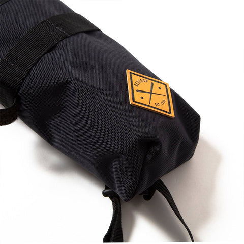 Restrap - Stem Bag - Vorbautasche bei Batticuore kaufen: Nahaufnahme der hochwertigen Cordura-Oberfläche mit aufgenähtem Restrap-Logo.