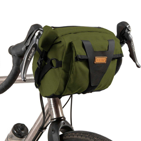 Restrap Bar Pack Lenkertasche in Olivgrün mit 10L Volumen, befestigt am Fahrradlenker – perfekte Wahl für Outdoor-Abenteuer bei Batticuore.