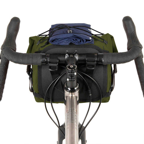Olivgrüne Restrap Bar Pack Lenkertasche mit elastischem Kordelzug für zusätzlichen Stauraum – funktionales Zubehör für Bikepacking.