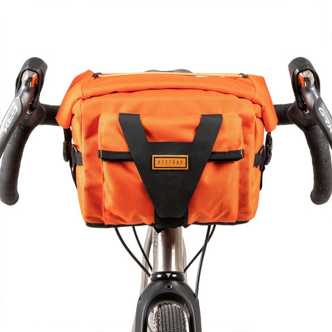 Frontansicht der orangefarbenen Restrap Bar Pack Lenkertasche mit 10L Volumen – robustes Design für Bikepacking, bei Batticuore kaufen.