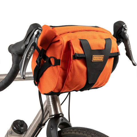 Restrap Bar Pack Lenkertasche in Orange mit 10L Volumen, sicher am Lenker befestigt – ideal für Bikepacking, jetzt bei Batticuore kaufen.