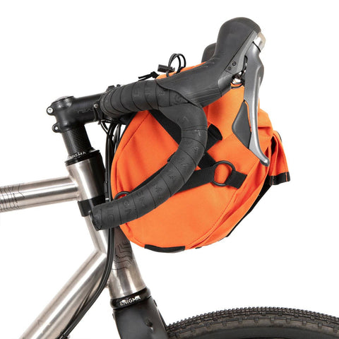 Seitenansicht der orangefarbenen Restrap Bar Pack Lenkertasche, kompakt und stabil montiert – perfekte Tasche für sportliche Radtouren.